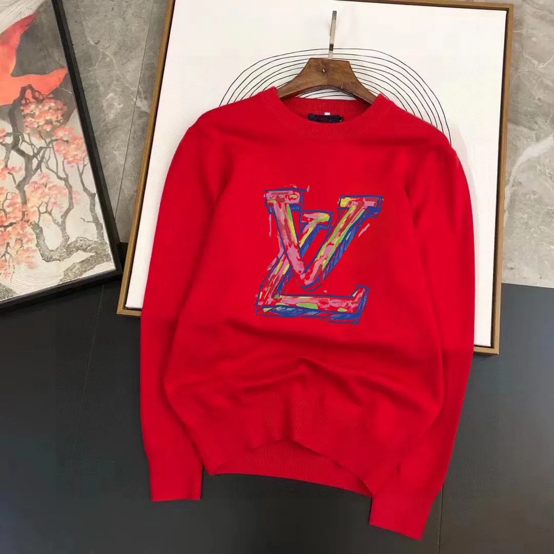 🅿️240 【LV Louis Vuitton】Autumn and winter classic round neck pullover sweater, in full condition! ! ! Wool blended fabric, the latest model in 2025, golden ratio! ! Slim-fitting soft gold, versatile and practical item, the combination and practicality are extremely powerful, simple and elegant, and classy! To create your own style, it is highly recommended to buy it in two colors. The standard slim fit tailoring process is suitable for both young and old men. It is knitted from wool and will not cause any discomfort! While keeping warm, it is stylish, textured and wearable, and the classic logo with contrasting colors on the chest feels in place! ! Recommended for regular customers! ! Size M-3XL (maximum wear: 190 pounds)